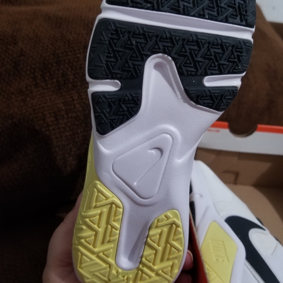 Nike Women's Legend Essential 2 - Picture 3 of 5